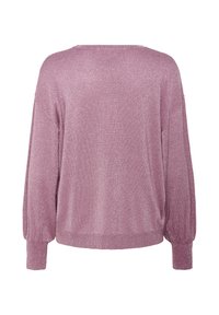 Suéter largo de manga larga rosa y brillante, con un ajuste relajado, cuello redondo y mangas remangadas. Textura suave con un ligero brillo.