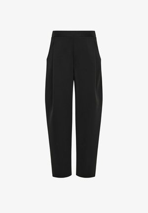 Pantalones negros de talle alto y corte cónico con bolsillos laterales y pliegues frontales, hechos de tela lisa.