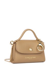 Borsa a mano in pelle marrone con texture, dettagli in oro, manico superiore e tracolla a catena staccabile. Presenta una chiusura a pattina e un dettaglio con logo.