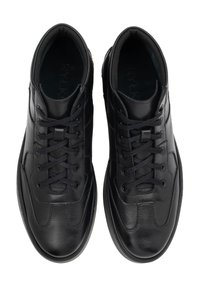 Zwarte leren sportschoenen met veters, met een ronde neus, gevoerd enkelstuk en getextureerde zijaccenten. Gladde afwerking en gevoerde binnenzool.