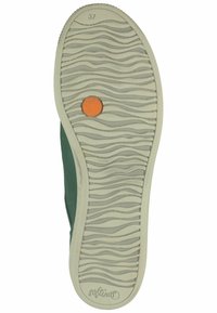 Semelle de chaussure verte avec un motif ondulé, bords en caoutchouc blanc et un accent orange circulaire. Taille 37 indiquée sur le talon. Marque Softinos.