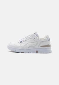 Vit sneaker med perforerat läderöverdrag, med blå och beige accenter, rund tå, platta snören och en texturerad gummisula.