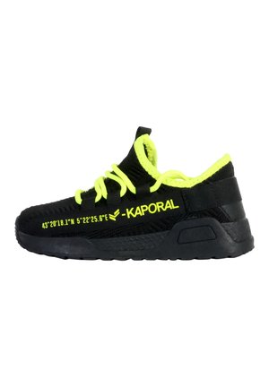 Baskets noires avec un dessus en tricot texturé, des lacets et des accents jaunes fluo, une semelle rembourrée, et des coordonnées géographiques imprimées sur le côté.