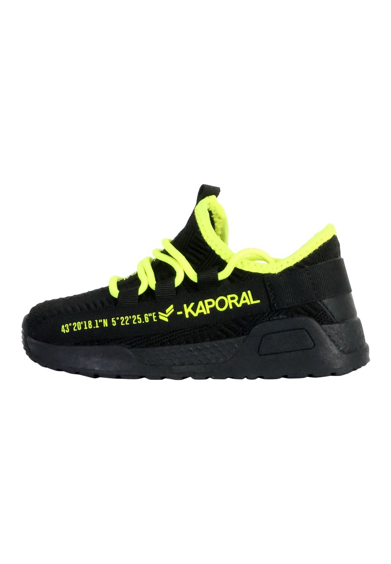 Zapatilla negra con una parte superior de punto texturizado, cordones y acentos en amarillo neón, una suela acolchada y coordenadas geográficas impresas en el lateral.