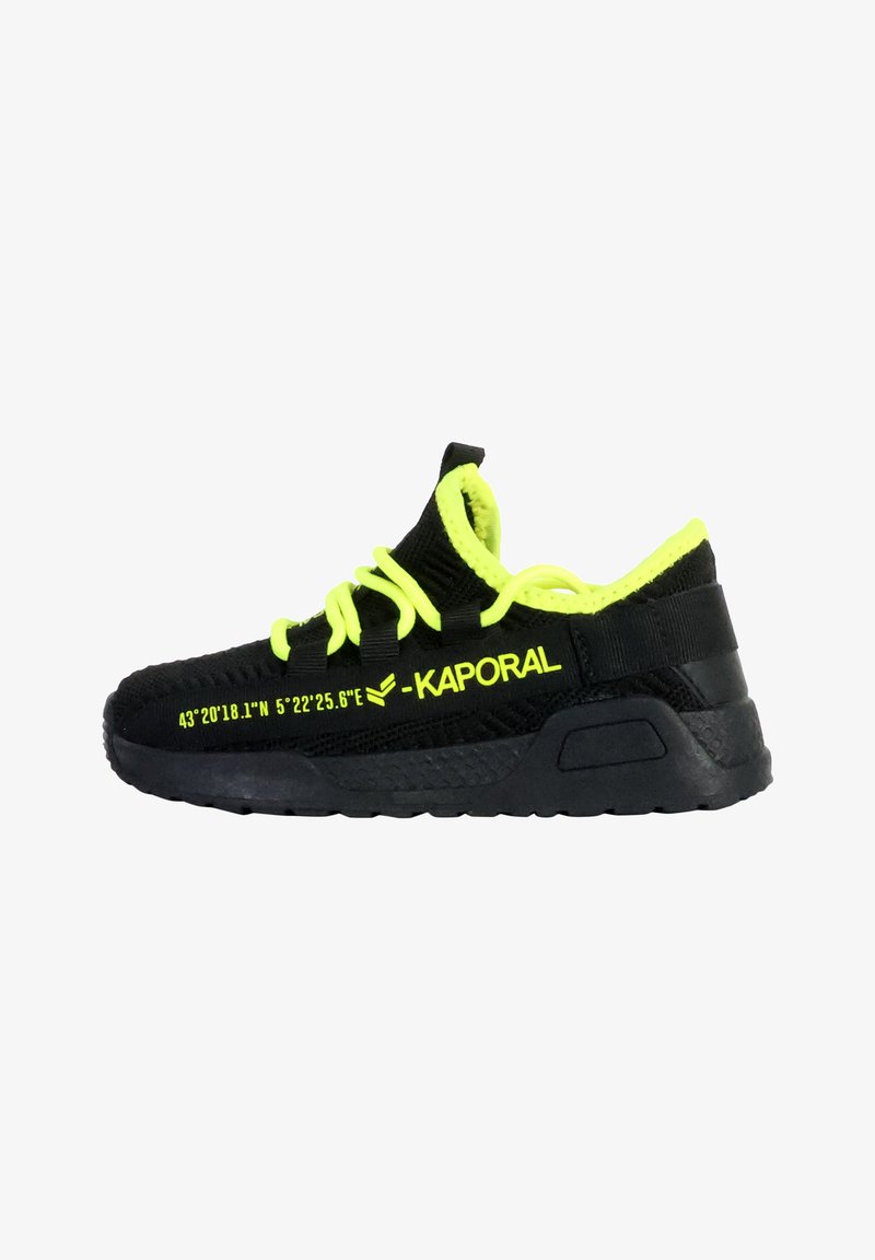 Baskets noires avec un dessus en tricot texturé, des lacets et des accents jaunes fluo, une semelle rembourrée, et des coordonnées géographiques imprimées sur le côté.