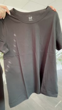 Black short-sleeve T-shirt made of cotton, featuring a round neckline and a GAP label on the inside collar. Smooth texture.