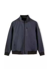 Ciemnoniebieska kurtka z kołnierzem stojącym, z pełnym zamkiem błyskawicznym z przodu, dwoma bocznymi kieszeniami i jedną kieszenią na piersi. Posiada elastyczne mankiety i dolny brzeg.