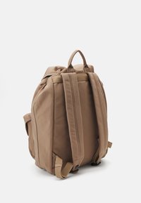 Calvin Klein Jeans SPORT ESSENTIALS FLAP  - Mochila - savannah tan