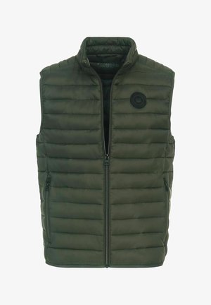 Oliven grøn puffervest med høj krave, vandret quiltet struktur, to sidelommer med lynlås og et cirkulært logo på brystet.