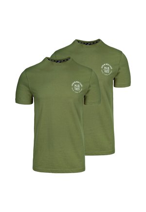 Olivgrüne Baumwoll-T-Shirts mit Rundhalsausschnitt, kurzen Ärmeln und weißen Drucktexten auf der Brust. Zwei Shirts ausgestellt.
