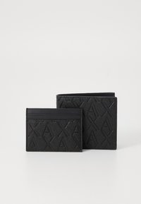 Svart lær lommeboksett, med teksturert overflate og preget mønster, en bifold og en kortholder, begge i en slank rektangulær form.