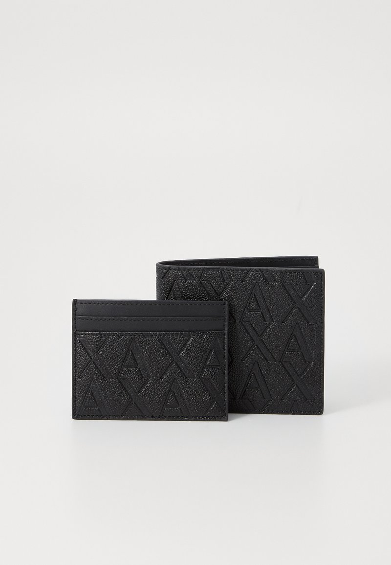 Juego de billetera de cuero negro, con superficie texturizada y patrón en relieve, incluyendo una billetera plegable y un tarjetero, ambos en una elegante forma rectangular.