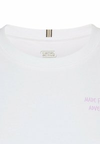 Weißes Baumwoll-T-Shirt mit Rundhalsausschnitt, auf der linken Seite mit dem Text "MADE FOR ADVENTURE" in helllila. Markenetikett sichtbar.