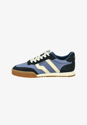 Herren-Sneaker in Blau und Schwarz, niedriger Schnitt, mit weißen Streifen, weißen Schnürsenkeln, brauner Sohle und der "GANT"-Marke an der Seite und Zunge.