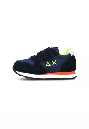 Sneakers per bambini di colore blu navy con strap in Velcro, parte superiore in suede e mesh, dettagli verde brillante, intersuola arancione e suola in gomma nera.