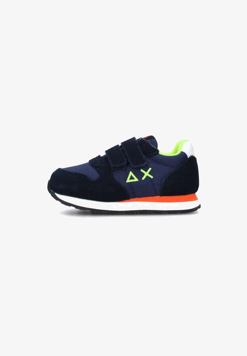 Sneakers per bambini di colore blu navy con strap in Velcro, parte superiore in suede e mesh, dettagli verde brillante, intersuola arancione e suola in gomma nera.