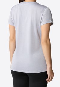 Jasnoszary dopasowany t-shirt z krótkim rękawem i okrągłym dekoltem, wykonany z miękkiego materiału o gładkiej fakturze. Bez widocznych wzorów ani akcentów.