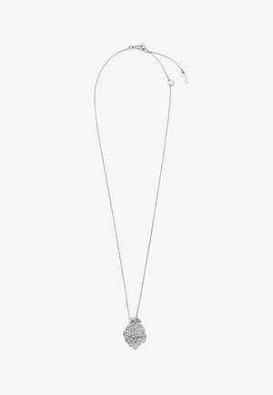 Collier chaîne en argent avec un pendentif texturé abstrait et une petite étiquette près du fermoir sur fond blanc.