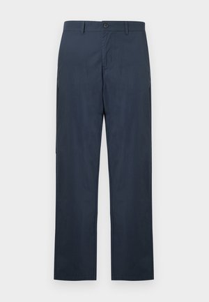 Παντελόνι σε ίσια γραμμή σε ναυτικό μπλε χρώμα με κούμπωμα με κουμπί και φερμουάρ, θηλιές για ζώνη και πλαϊνές τσέπες, εμφανίζεται σε απλό λευκό φόντο.