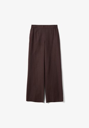 Pantalones marrones de pierna ancha con sutiles rayas verticales y cintura elástica, colocados planos sobre un fondo blanco.