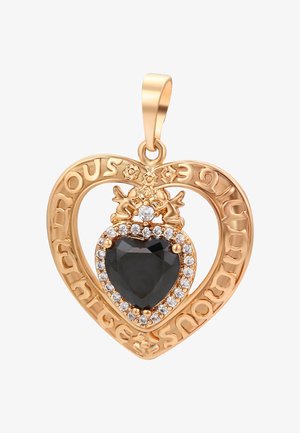 Kultainen sydämenmuotoinen riipus, jossa on musta sydänkivi, jota ympäröi pieniä kirkaita timantteja. Reunoilla on kaiverrettuja koristeellisia yksityiskohtia.