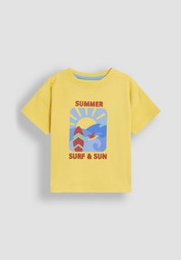 Geel T-shirt met korte mouwen, voorzien van een grafiek van een surfplank, zon, oceaangolven en de tekst "ZOMER SURF & ZON" in rood en blauw.