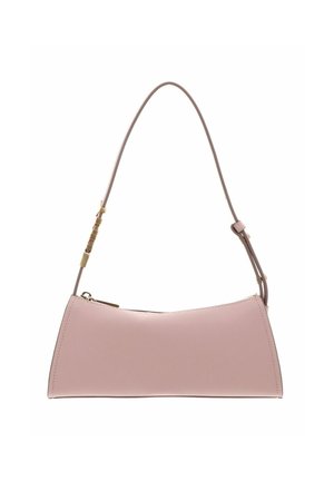Petit sac à main rectangulaire en cuir rose pâle avec une fine bandoulière ajustable, une fermeture éclair et des détails dorés.