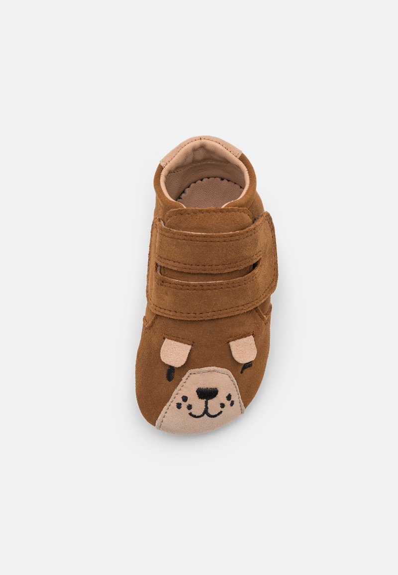 Braune Wildlederschuhe mit Klettverschlüssen, die ein Bärenkopf-Design aufweisen, hellbraune Akzente für Ohren und Schnauze sowie ein weiches Innenfutter.