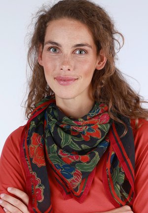 Blumenschal mit schwarzem Grund, der rote, blaue und grüne Muster zeigt, eingerahmt von einem roten Rand. Lässig um den Hals getragen.