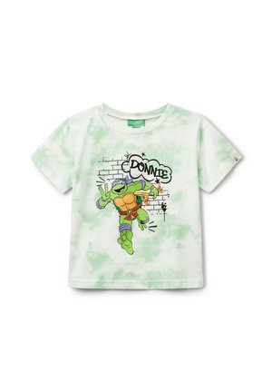 Weißes T-Shirt mit grünem Batikmuster. Enthält einen cartoonartigen Charakter in leuchtenden Farben, der Pizza hält, mit dem Text "DONNIE" in einer Sprechblase.