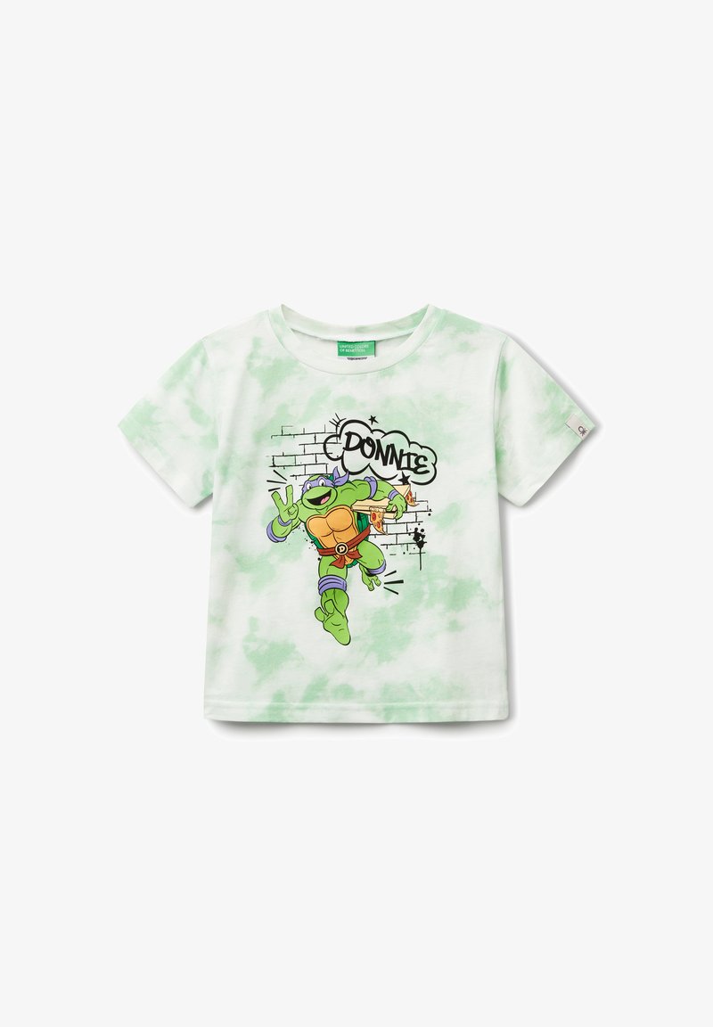 Bílý tričko s zeleným tie-dye vzorem. Obsahuje kreslenou postavičku v jasných barvách, která drží pizzu, s textem "DONNIE" v bublině.