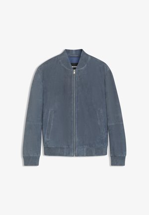 Jasnoniebieska kurtka bomber o gładkiej fakturze, z prążkowanym kołnierzem i mankietami, zamkiem błyskawicznym oraz bocznymi kieszeniami. Wykonana z materiału przypominającego zamsz.