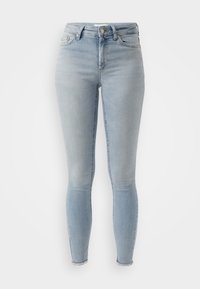 Jean skinny taille haute bleu clair avec bouton devant, fermeture éclair, poches avant et arrière, et ourlets effilochés.