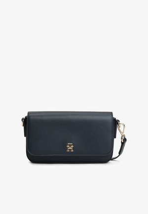 Marineblå læder crossbody taske med flap-lukning, prydet med et gyldent logo og en aftagelig strop. Glat tekstur og rektangulær form.