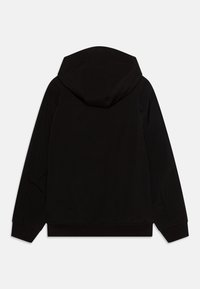 Veste à capuche noire en tissu léger. Présente une texture lisse, des manches élastiques et une coupe droite. Aucun logo ni motif visible.