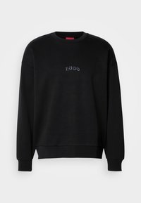 Sweat-shirt noir à manches longues et col rond avec un petit logo stylisé "HUGO" brodé en bleu sur la poitrine.