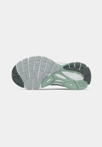 Σόλα παπουτσιού με σχεδιασμό σε τμήματα. Διαθέτει τμήματα από ελαστικό σε ανοιχτό γκρι, μέντα και μαύρο. Υφή για καλύτερη πρόσφυση και υποστήριξη.