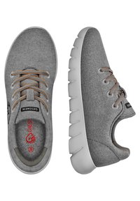 Graue Sneaker aus Stoff mit orangefarbenen Schnürsenkeln, weißer Sohle und strukturiertem Obermaterial. Enthält Logodetails an der Seite und im Inneren.