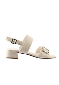 Weiße Sandalen mit offenen Zehen, zwei breiten Riemen, verstellbarem Knöchelriemen, quadratischer Schnalle und niedrigen Blockabsätzen. Glatte, strukturierte Oberfläche.