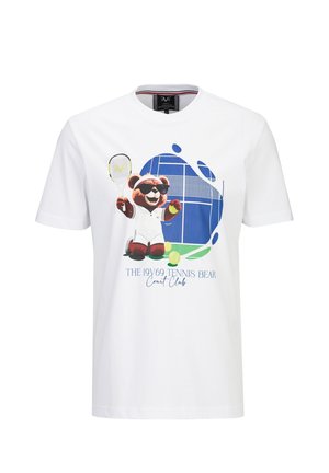 Weißes T-Shirt mit einer Grafik eines Bären, der eine Sonnenbrille trägt, einen Tennisschläger hält und neben Tennisbällen sowie einer blauen Tennisplatz-Illustration steht.