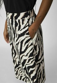 Object MIDI PRINT - Falda acampanada - sandshell