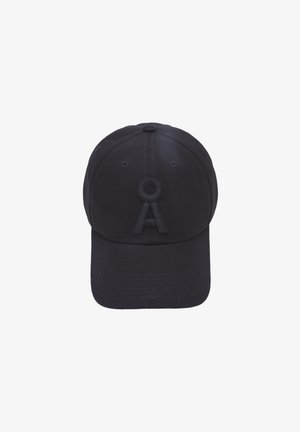 Zwarte pet van textiel met een verhoogd letter "A" logo aan de voorkant. Zespanelen ontwerp met een gebogen rand en ventilatiegaten.