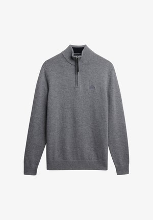 Suéter gris de punto con un cuello de media cremallera. Presenta puños y dobladillo acanalados, y un logo sutil en el pecho.