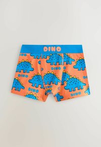 Boxers orange pour garçon avec des imprimés de dinosaures bleus et une ceinture bleue portant l'inscription « DINO » en lettres orange.