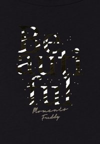 Tessuto nero con la parola "Bellissimo" in grandi lettere bold, con un motivo a strisce zebrate e accenti metallici, insieme a "Momenti Freddy."