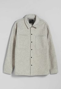 Szara wełniana koszula-kurtka z kołnierzem, zapinana na guziki z dwoma kieszeniami na piersi. Charakteryzuje się miękką teksturą i luźnym krojem.