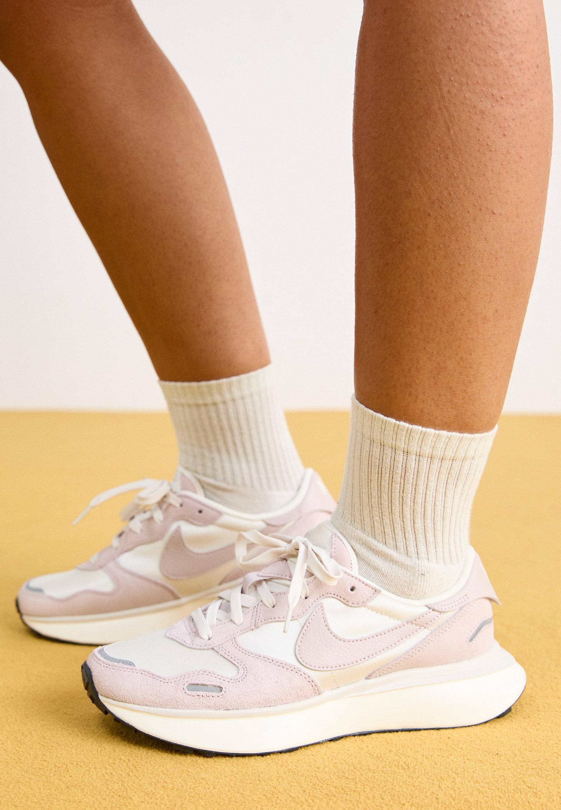 ☆人気☆【NIKE】☆NIKE PHOENIX WAFFLE WMNS(W)☆22-26cm☆ Amazon.com | Nike Phoenix Waffle Women's Shoes (FD2196-100