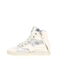 Biele a strieborné vysoké tenisky vyrobené z textúrovaných materiálov, so zipsom na boku a gumovou podošvou.