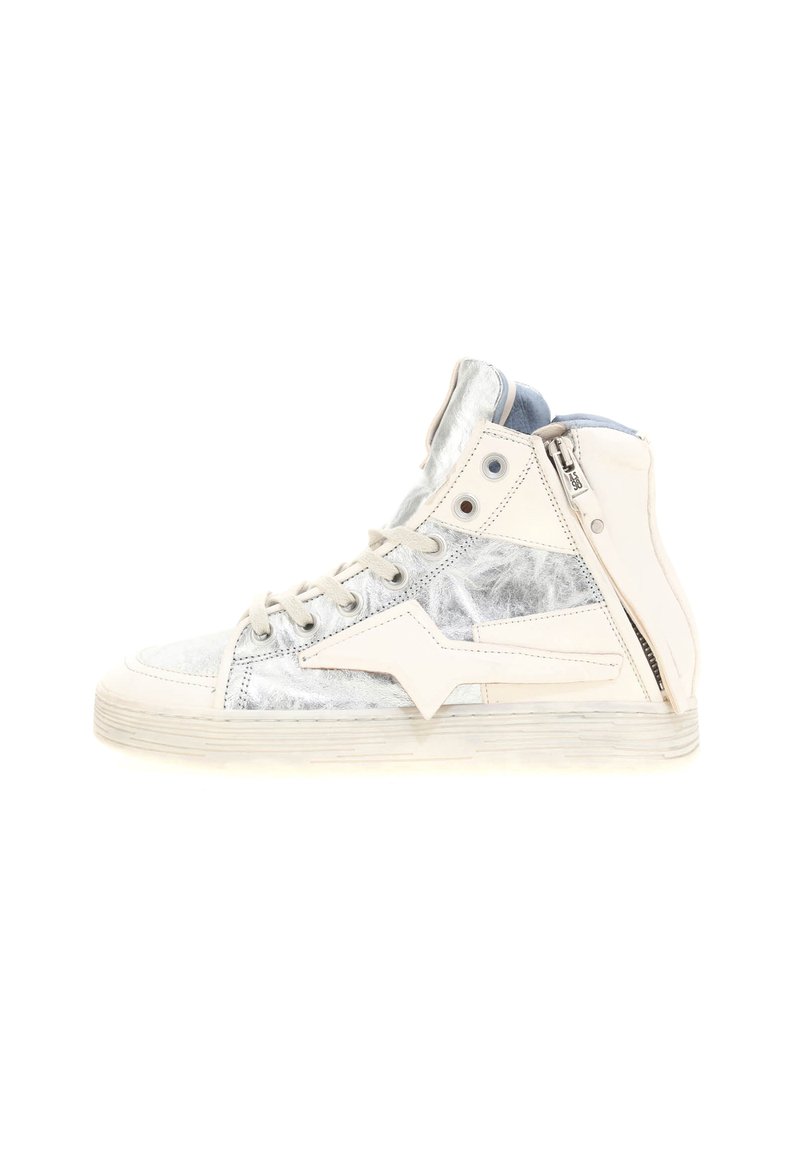 Biele a strieborné vysoké tenisky vyrobené z textúrovaných materiálov, so zipsom na boku a gumovou podošvou.