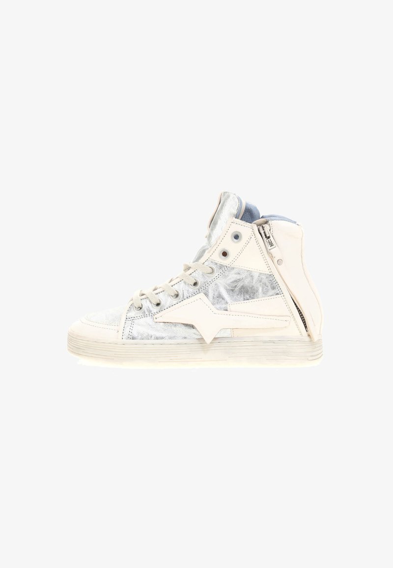 Biele a strieborné vysoké tenisky vyrobené z textúrovaných materiálov, so zipsom na boku a gumovou podošvou.